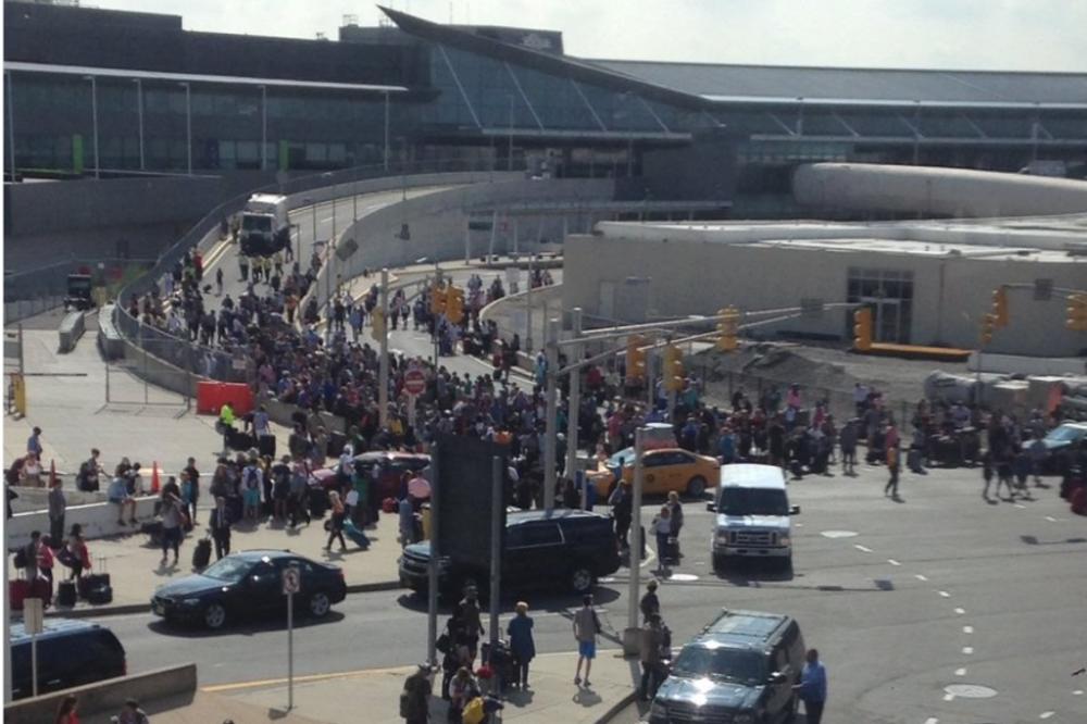 Panika trese i Njujork: Evakuisan aerodrom zbog sumnjivog paketa! (FOTO) (VIDEO)