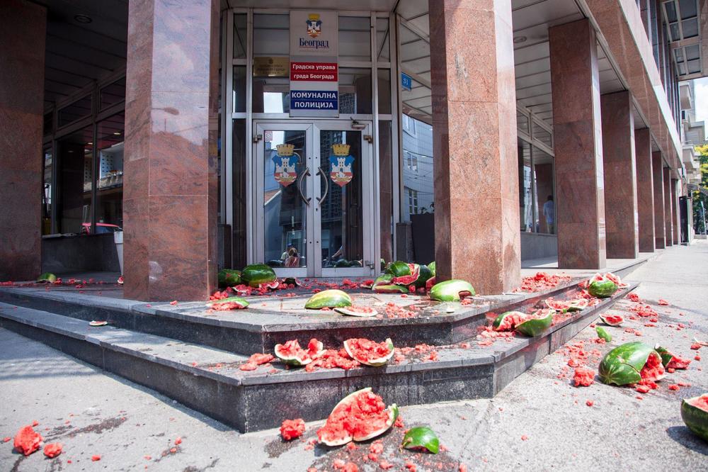 Ovo je tek početak! Besni građani gađali komunalnu policiju lubenicama! (VIDEO)(FOTO)