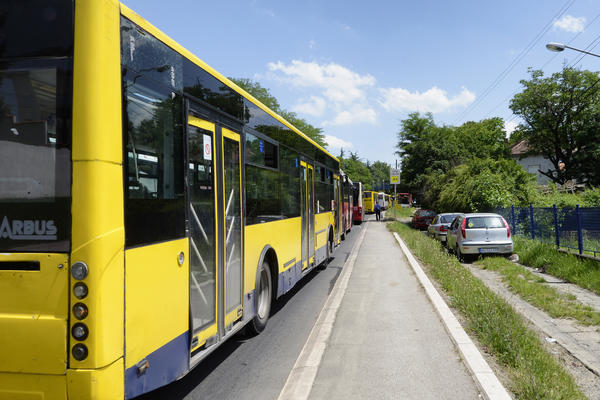 UŽAS U ZEMUNU: Autobus priklještio BEBU! Vozač nije pitao ni kako je, samo nastavio da vozi!