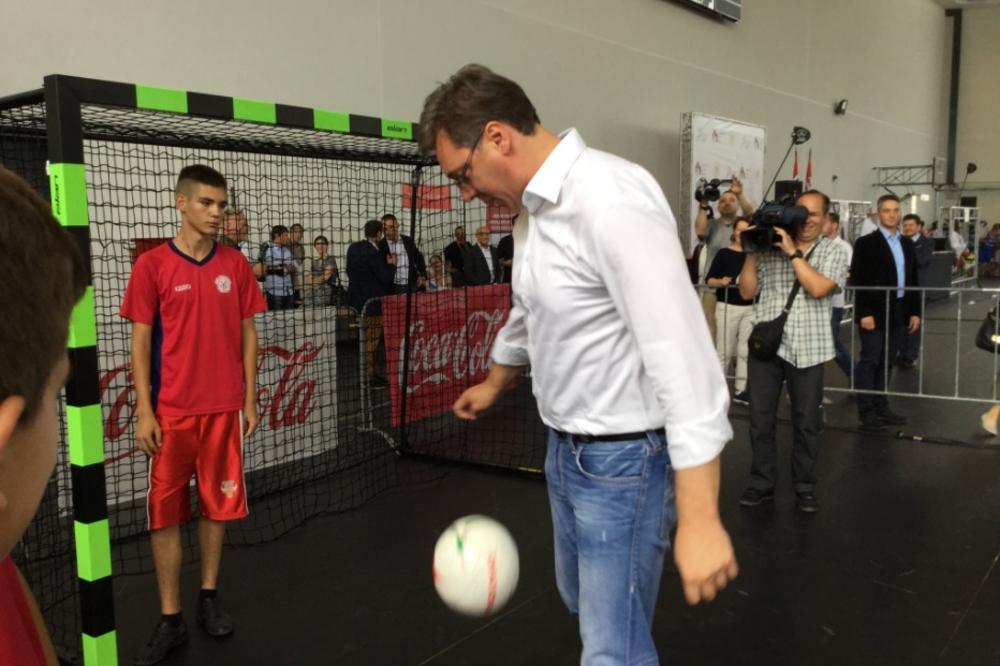 Vučić zaigrao fudbal sa klincima: Važno je i dati gol, i braniti (FOTO)