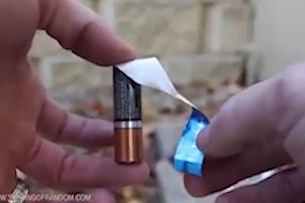 Nemate upaljač? Stavite omot od žvake na bateriju i dobićete fenomenalan rezultat! (VIDEO)