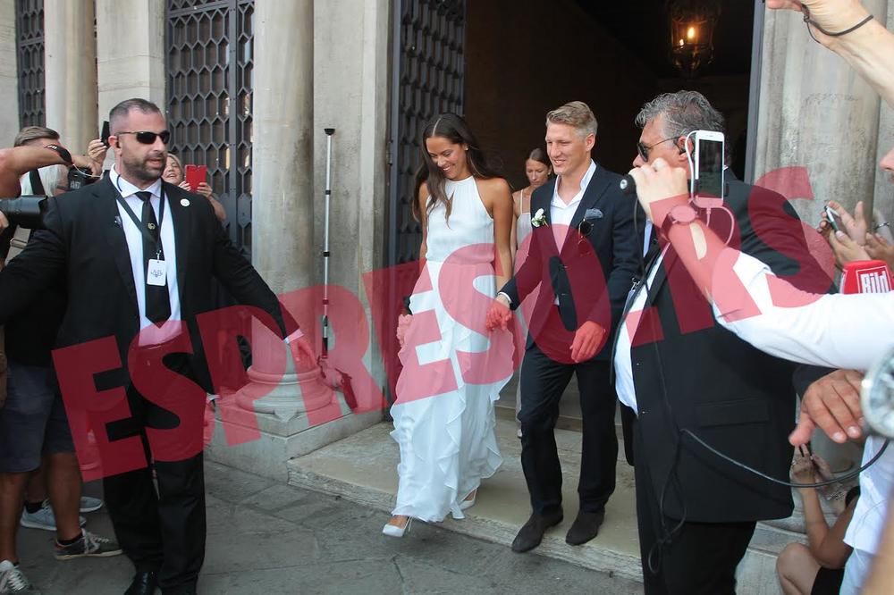 Ekskluzivne fotke sa svadbe Ane i Švajnija iz Venecije: Nijedna srpska zvezda nije imala ovakvu venčanicu!