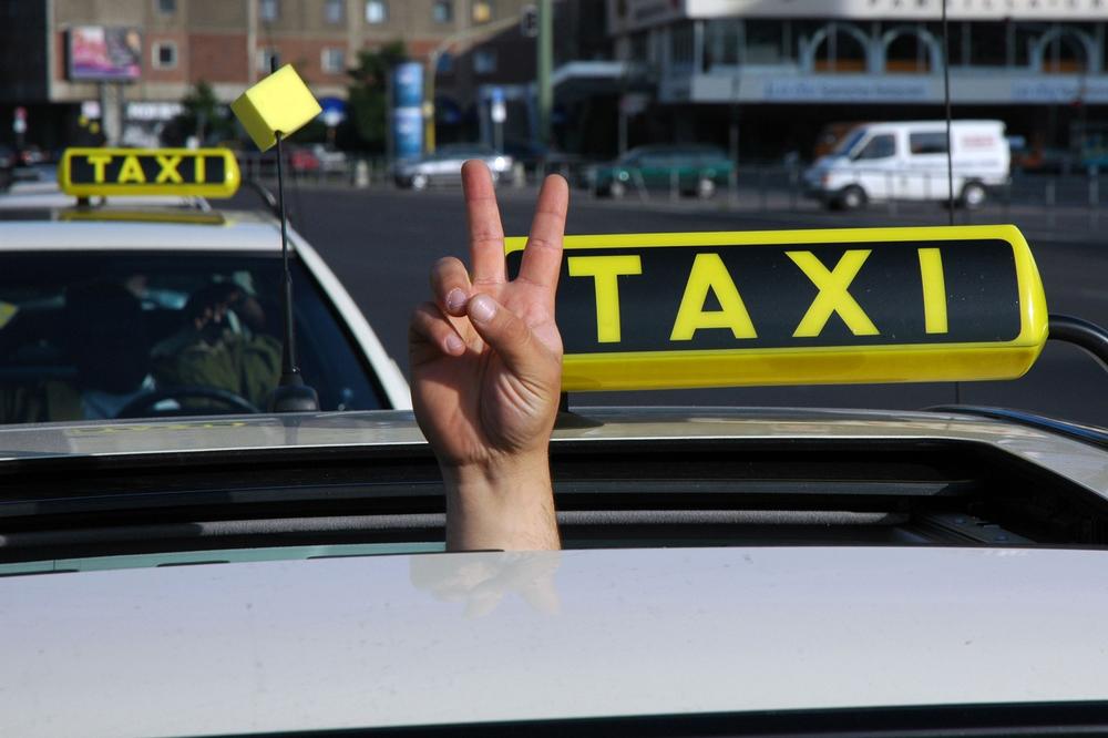 KOLAPS U CENTRU GRADA: Taksisti blokirali Nemanjinu, naoružajte se strpljenjem!
