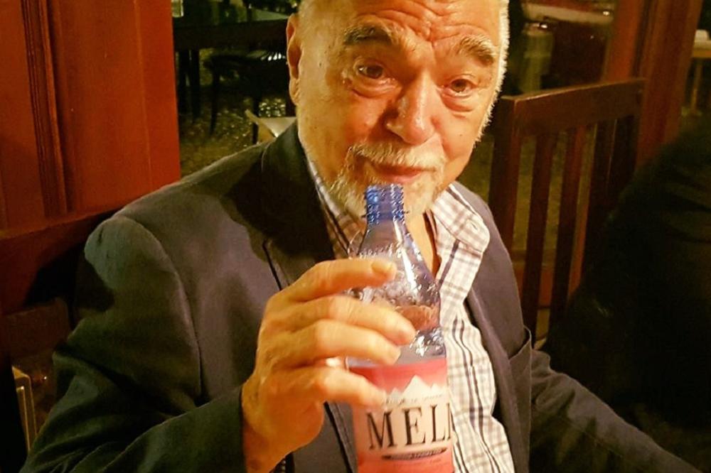 Krenulo ga u životu: Stipe Mesić prodaje vijagru! (FOTO)