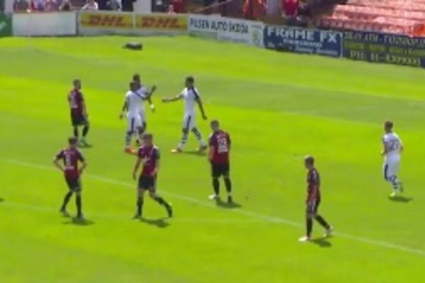 Čempionšip neka strepi: Mitrović na premijeri iznudio penal, postigao gol i dobio žestok udarac! (VIDEO)