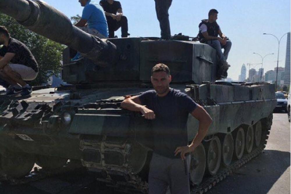 I srpski fudbaler izašao na ulice Istanbula: Duško Tošić se fotkao pored tenka! (FOTO)