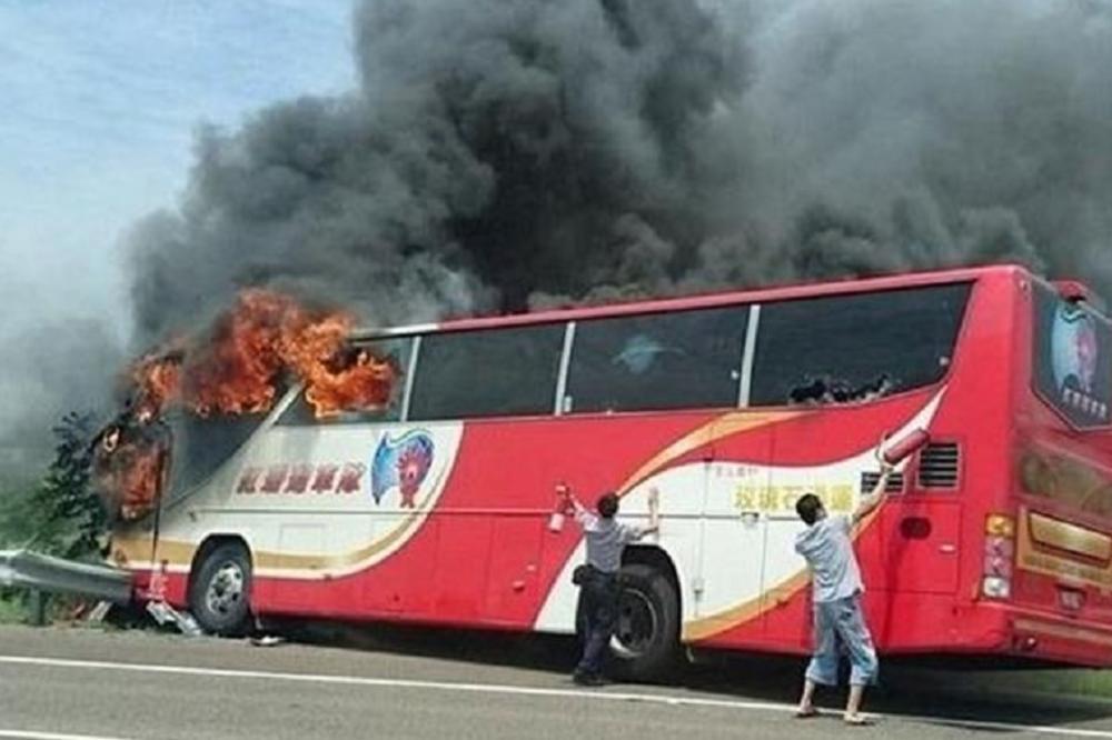 Autobus se zapalio, 26 turista stradalo u plamenu (FOTO)