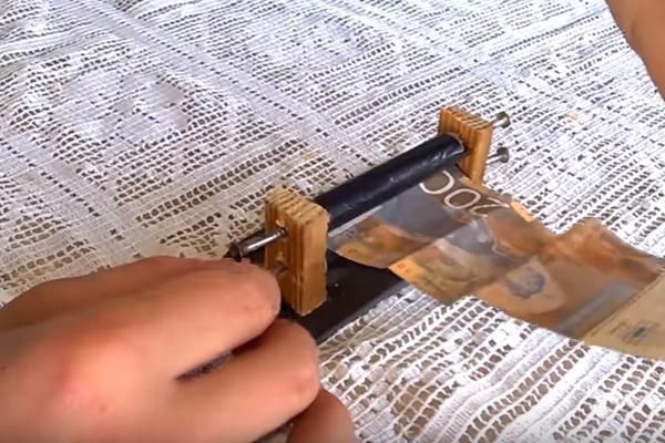Ovaj car je napravio mašinu koja štampa novac: Kada vidite šta je uradio, odmah ćete je i vi poželeti! (VIDEO)