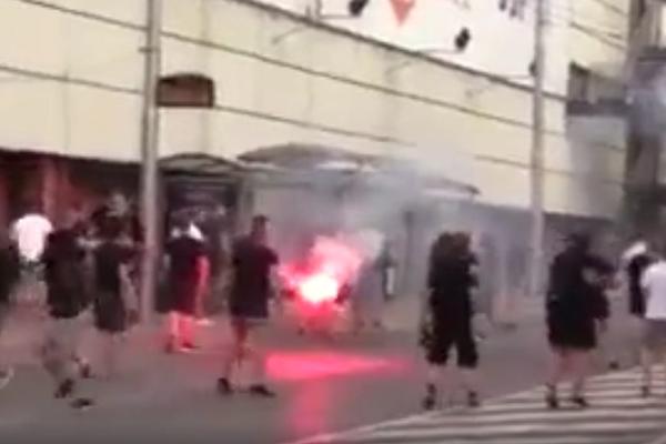 Slovački i slovenački huligani se tukli bakljama! (VIDEO)