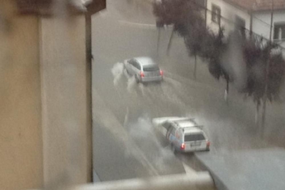 Užasno nevreme u Srbiji: Oluja čupa drveće, sklanjate se sa ulice! (FOTO)