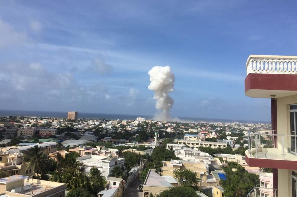 Teroristički napad u Somaliji:  Odjekuju eksplozije, čuje se pucnjava, dim se vije iznad Mogadiša! (FOTO) (VIDEO)