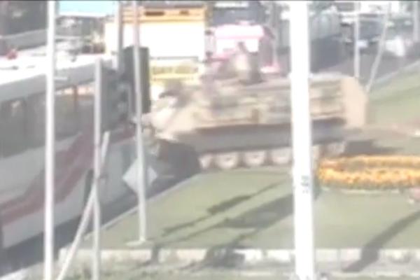 Tenkovi u begu: Dramatični snimci poslednjih trenutaka puča u Turskoj! (VIDEO)