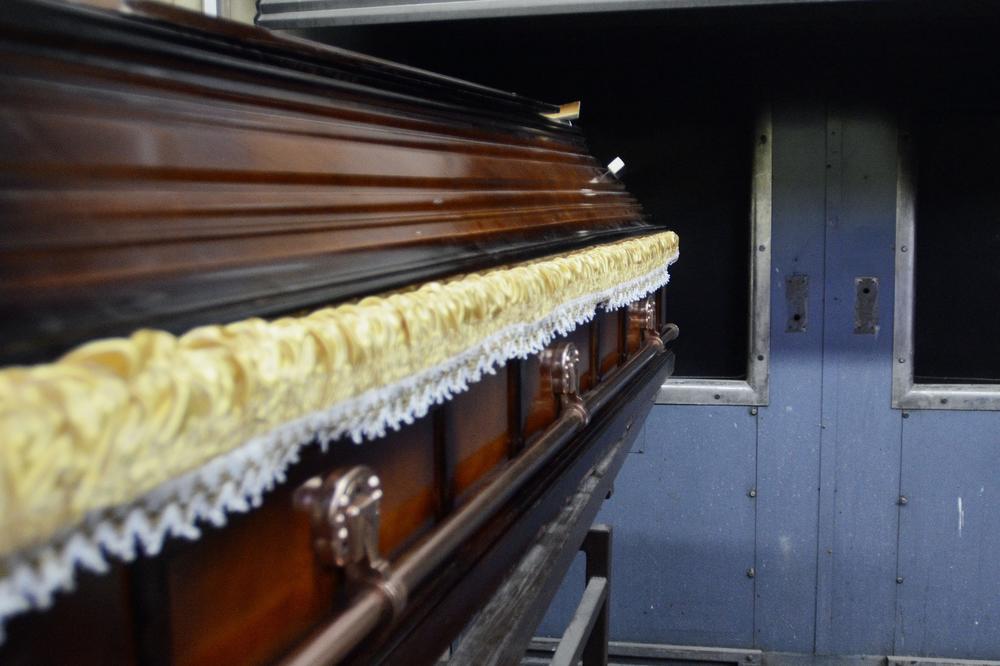 LIDIJA JE SINA SAHRANILA KAO BEBU: Posle 45 godina otvorila je mrtvački kovčeg, ZANEMELA JE KAD JE OVO VIDELA