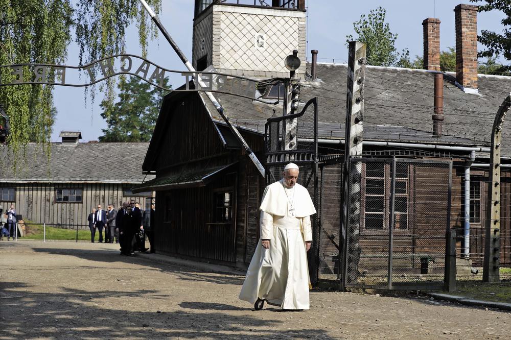 Papa u Aušvicu: Gromoglasna molitva bez ijedne reči (FOTO)
