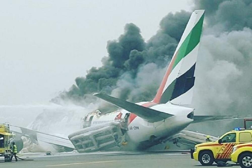 Gori avion na pisti! Fatalno sletanje u Dubaiju uništilo letelicu! (FOTO) (VIDEO)