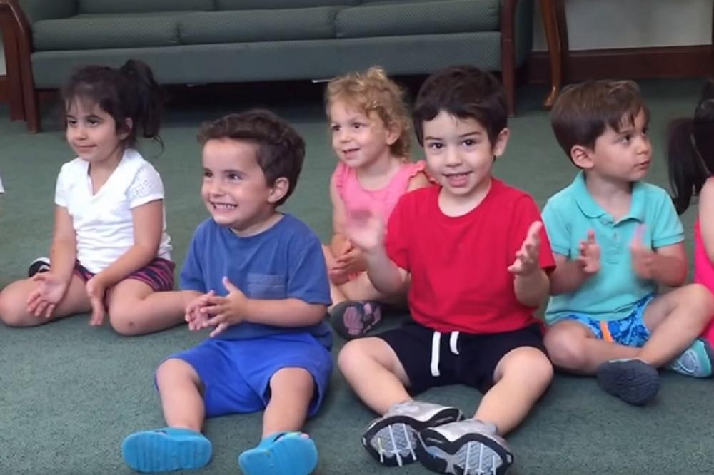 Učiteljica je počela da svira. Obratite pažnju na mališana u plavoj majici! (VIDEO)