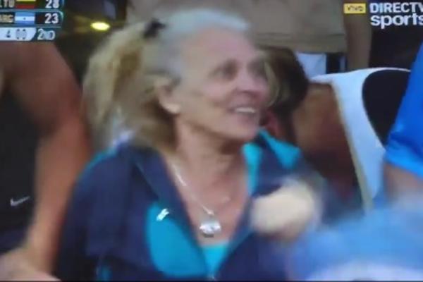 E, to je duh! Košarkaši Argentine simpatičnu bakicu poslali u delirijum! (VIDEO)