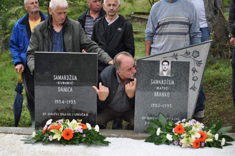 Bošnjaci podigli spomenik Srbinu koji ih je branio u ratu! (FOTO)