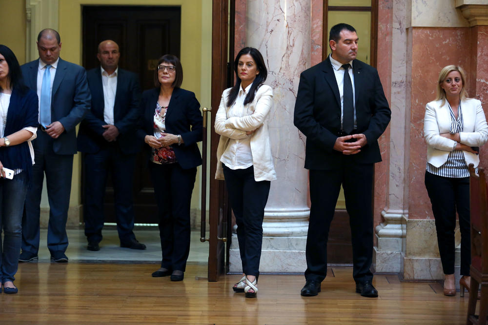 Poslanica SNS uputila javno izvinjenje narodu Srbije! (FOTO)