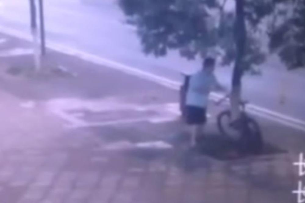 Nekome je ukrao biciklo, a bio je dobro vezan lancom! A pogledajte i kako! (VIDEO)
