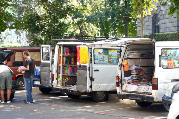 Prodavce knjiga u Kosovskoj više nećete naći! Evo gde su se sada preselili! (FOTO)