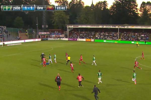 Ni Skandinavija nije što nekad bila! Huligan u Švedskoj nokautirao golmana! (VIDEO)