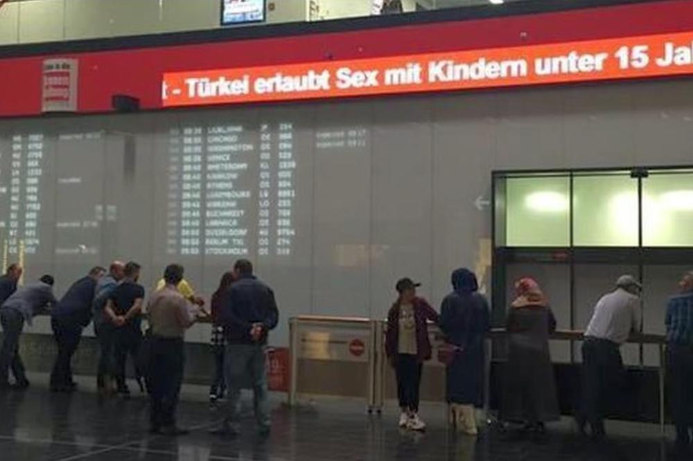 Ankara kipti od besa zbog natpisa o seksu na aerodromu u Beču (FOTO)