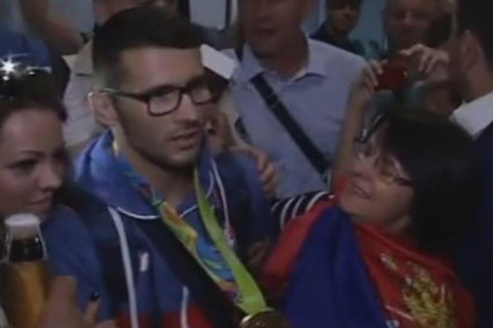 Šampionski doček za olimpijskog prvaka: Davor je doneo medalju u Srbiju! (VIDEO)