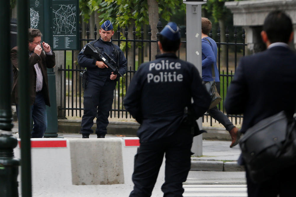 Sprečen horor u Briselu: Policija uhapsila naoružanog muškarca!  (FOTO)