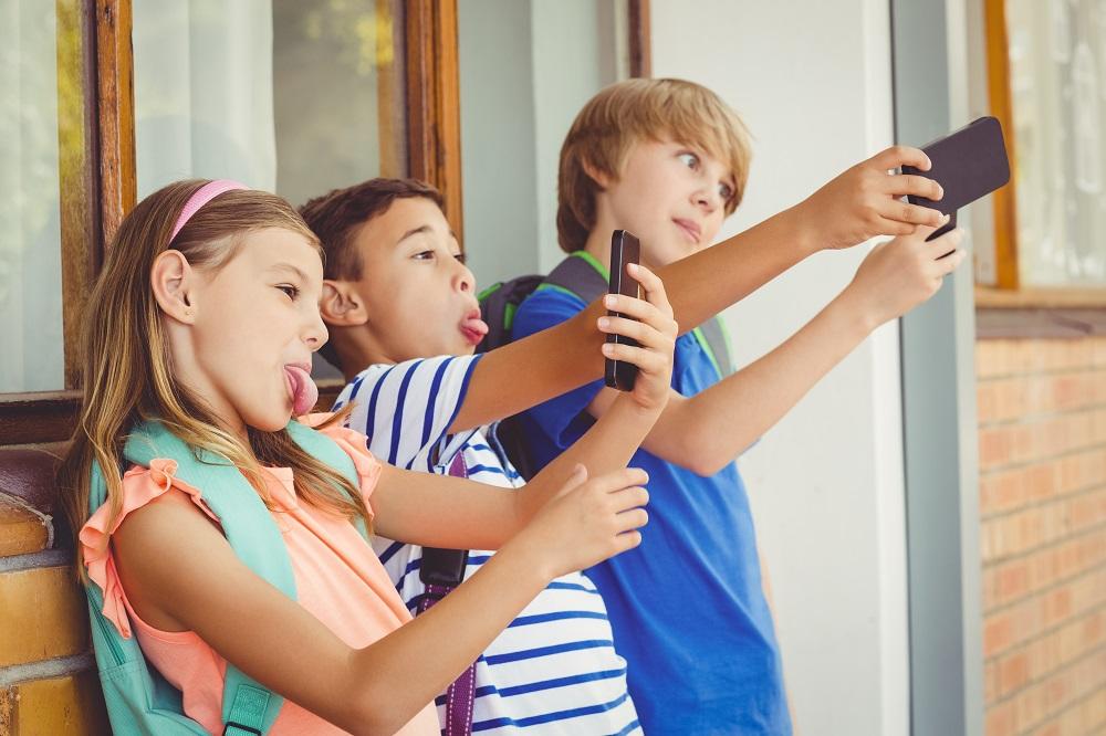 Vaše dete je narcis zavisan od selfija? Nije kasno da to sprečite! (FOTO) (GIF)