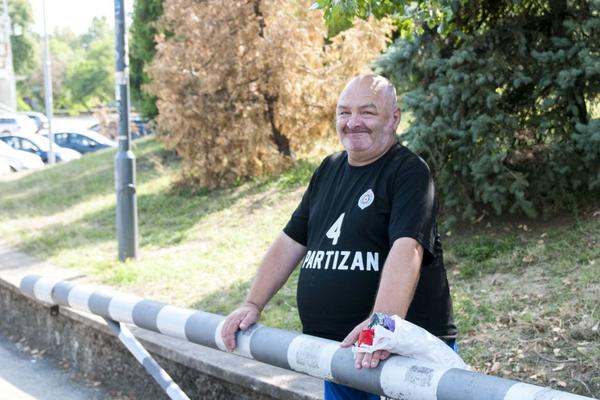 U HUMSKOJ NEUTEŠNI ZBOG SMRTI MIŠE TUMBASA: Emotivan oproštaj FK Partizana od svog najvećeg navijača!