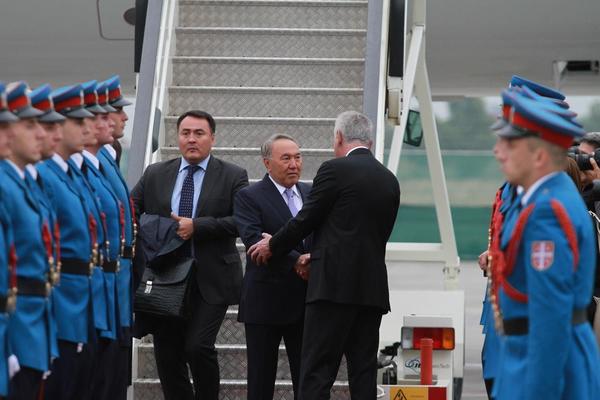 Kazahstanskom predsedniku svečani doček ispred Palate Srbija, pa razgovori sa Nikolićem i Vučićem