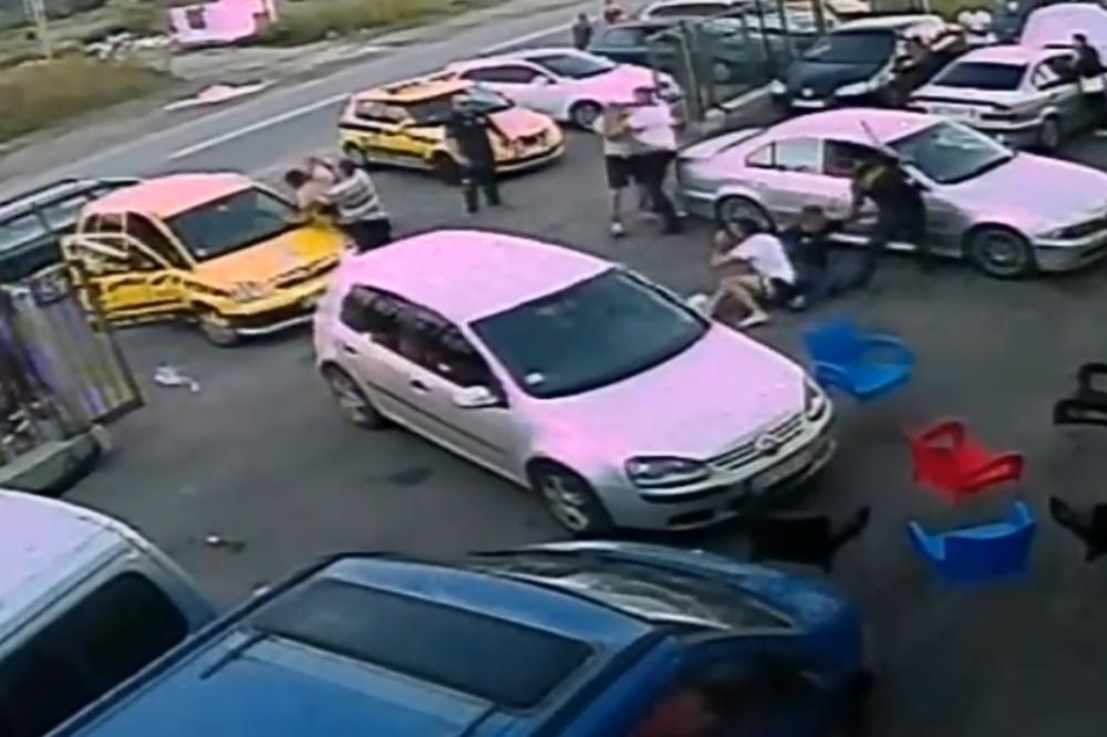 Pogledajte brutalnu tuču radnika AMSS - a i vlasnika servisa automobila u Leštanima! (VIDEO)