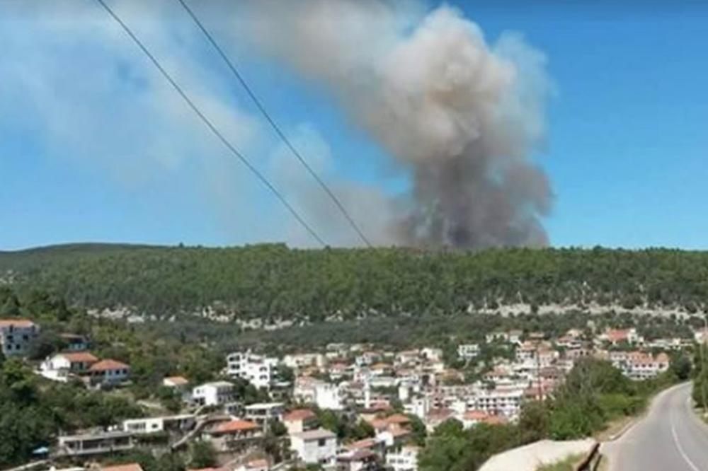 Jeziv požar u Ulcinju! Izgorele dve kuće, vatra se širi neverovatnom brzinom! (VIDEO)