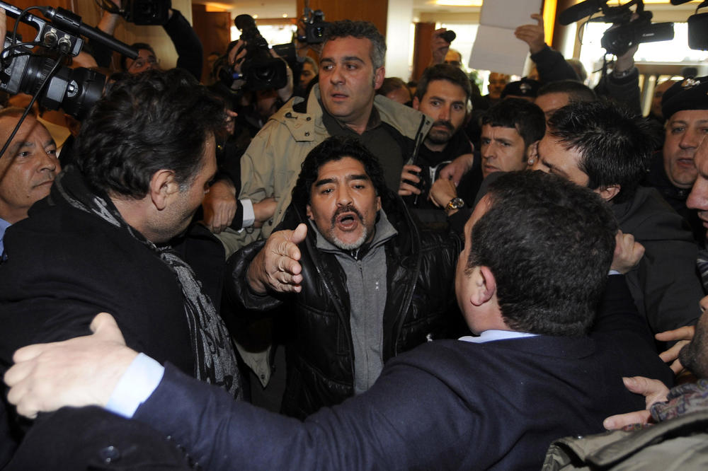 Skandal u Argentini: Dijego Maradona uhapšen na aerodromu! (VIDEO)