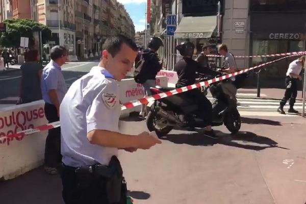 Novi napad u Francuskoj: Ludak  nožem napao policajku! (VIDEO)