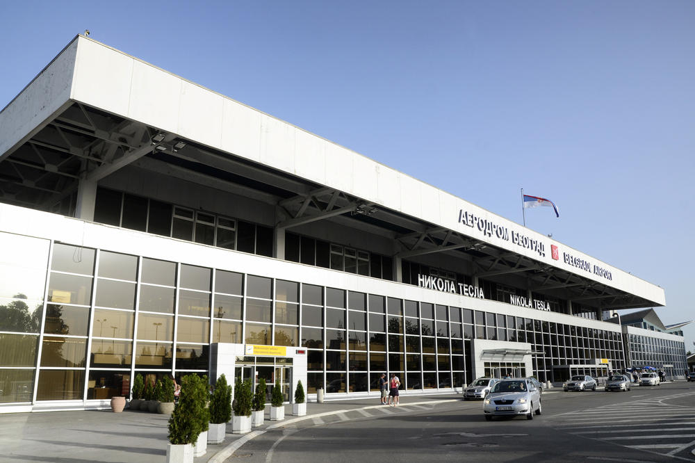 Završena noćna mora: Srpska deca koja su bila zarobljena na aerodromu sletela u Beograd