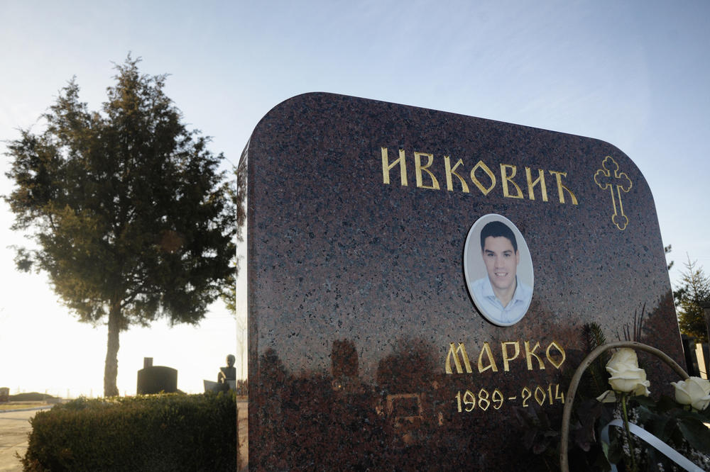 Ljudski šljam: Navijač Galatasaraja se slikao sa šalom iznad groba Marka Ivkovića! (FOTO)