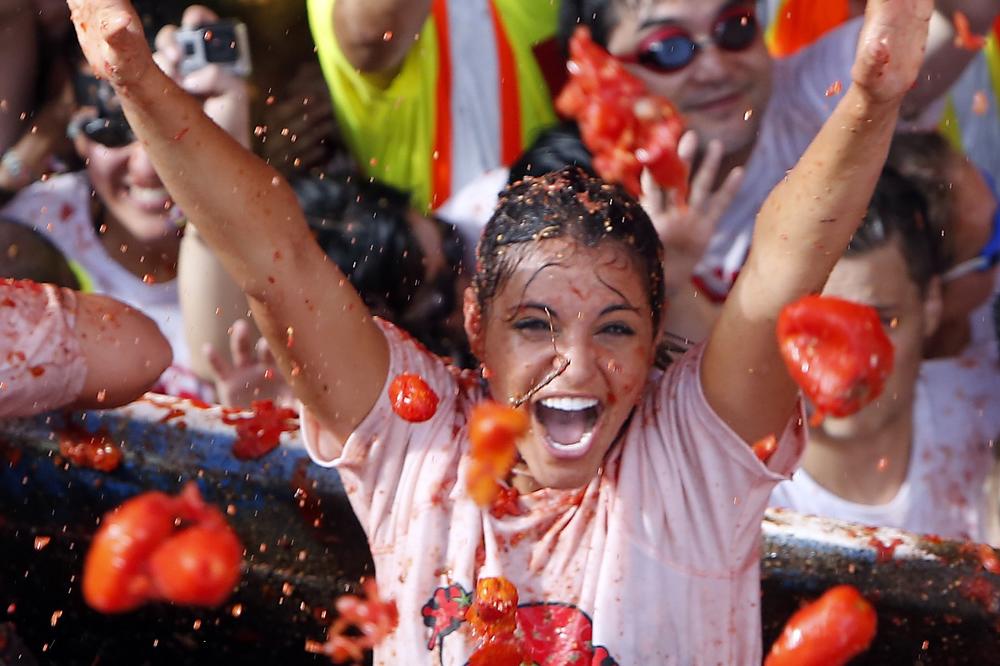 Crveno, crveno, crveno: Hiljade Španaca se okupalo u 160 tona paradajz sosa! (FOTO) (VIDEO)