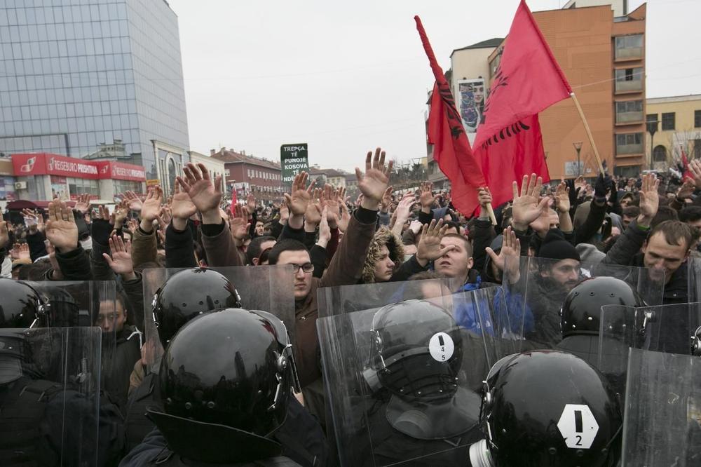 Policija u Prištini napravila obruč oko skupštine, demonstranti provociraju! (FOTO)