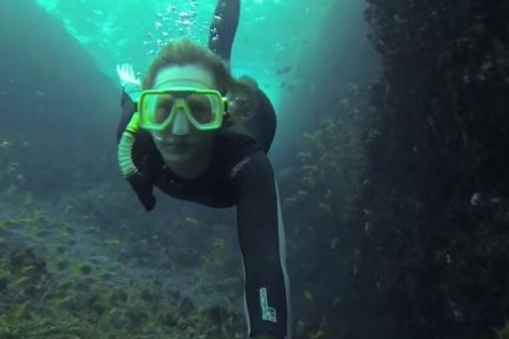 Priznaje samo opasno brčkanje: Pliva sa meduzama i krokodilom od 5 metara! (FOTO) (VIDEO)