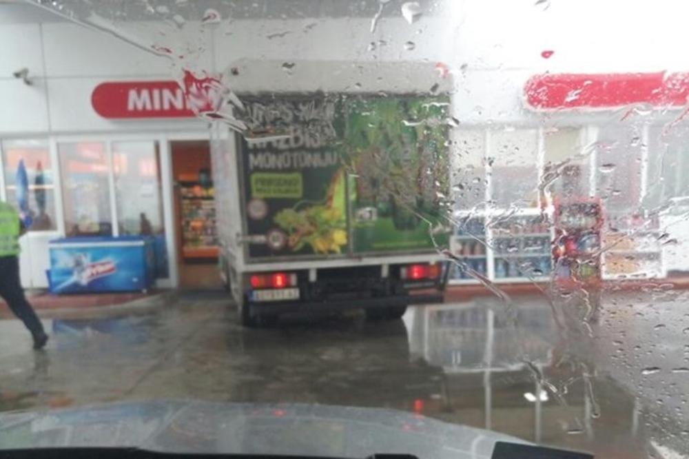 Neverica u Novom Sadu: Kamion ušao u benzinsku pumpu - bukvalno! (FOTO)