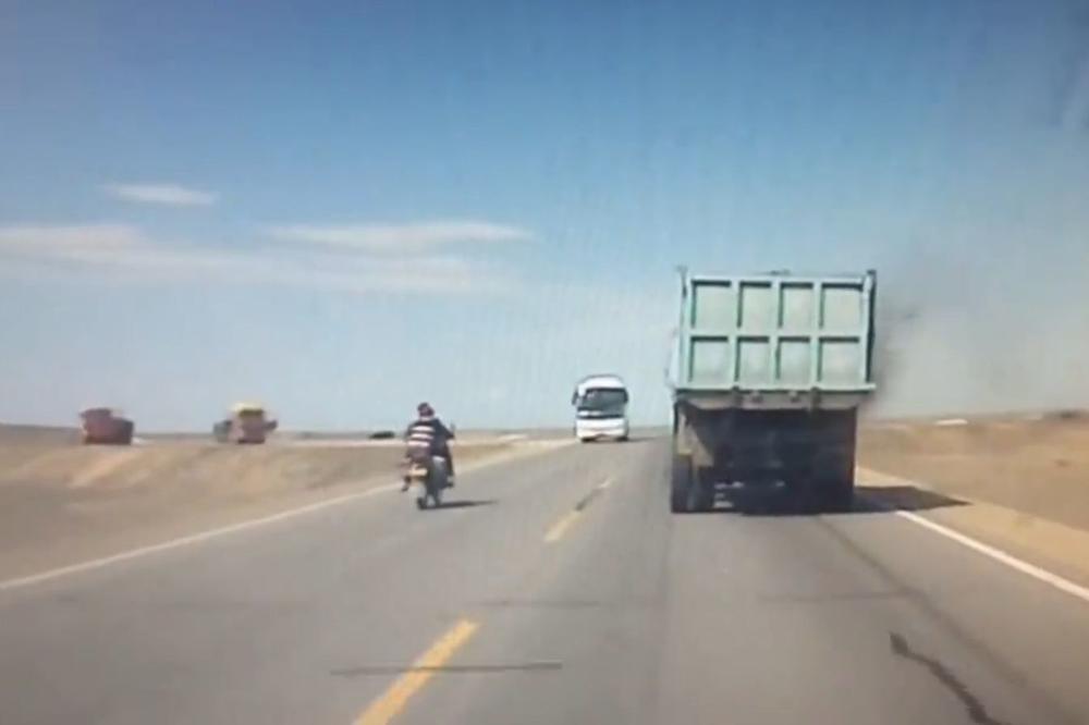 Užasna nesreća: Preticao kamion, pa se zakucao pravo u autobus! (UZNEMIRUJUĆI VIDEO)