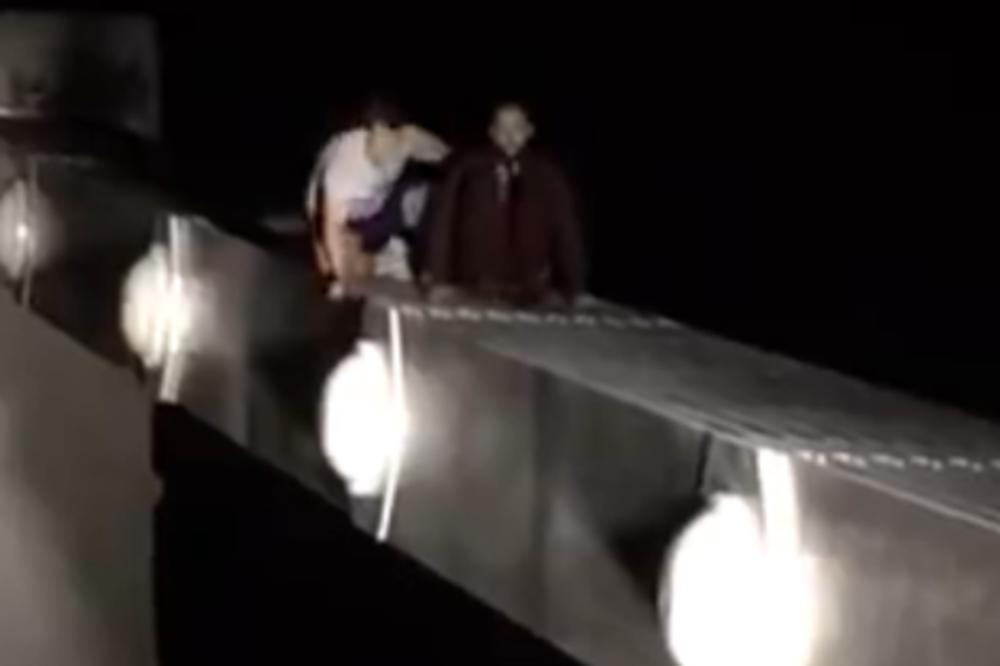 Strašan snimak iz Moskve: Pijani Rus se popeo na most, izgubio ravnotežu i poginuo! (UZNEMIRUJUĆI VIDEO)
