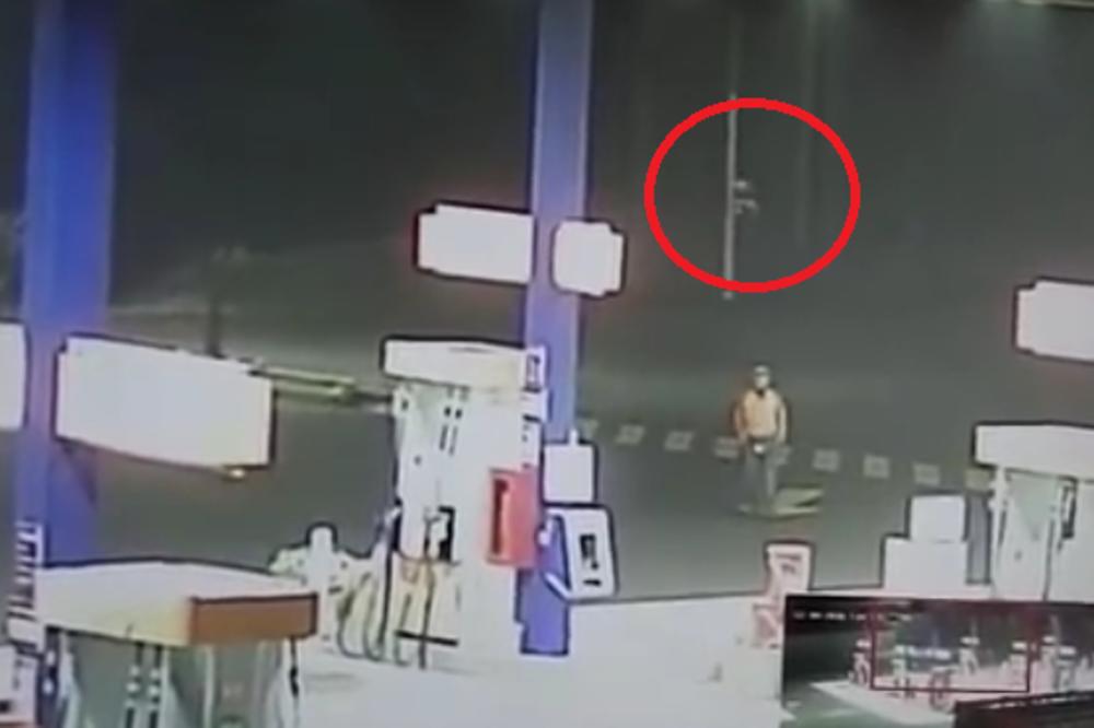 Verujete li svojim očima: Vanzemaljac snimljen na benzinskoj pumpi!? (VIDEO)