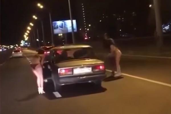 Ruskinje u donjem vešu presretale vozače na ulici, a razlog je više nego bizaran! (VIDEO)
