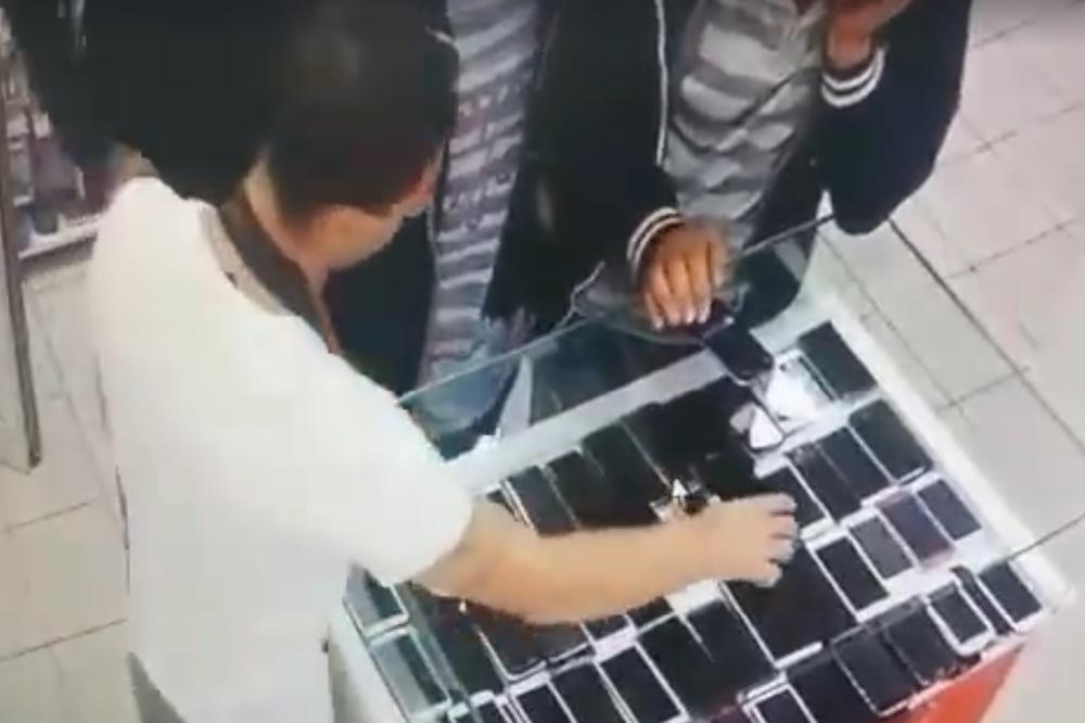 Gde je mobilni? Kakav mobilni? Lopovi drpišu telefon prodavačici pred očima! (VIDEO)