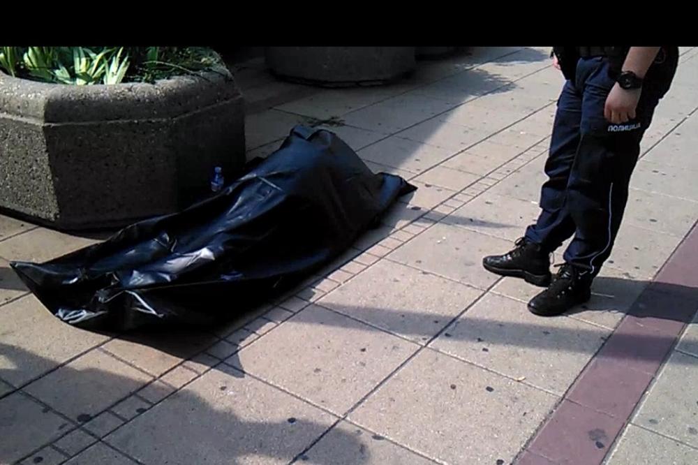 Šok u centru BG: Muškarac umro ispred muzeja! (UZNEMIRUJUĆI FOTO I VIDEO)