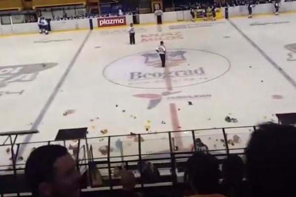 Debi hokejaškog kluba Beograd prekinut zbog ubacivanja plišanih meda na led! (VIDEO)