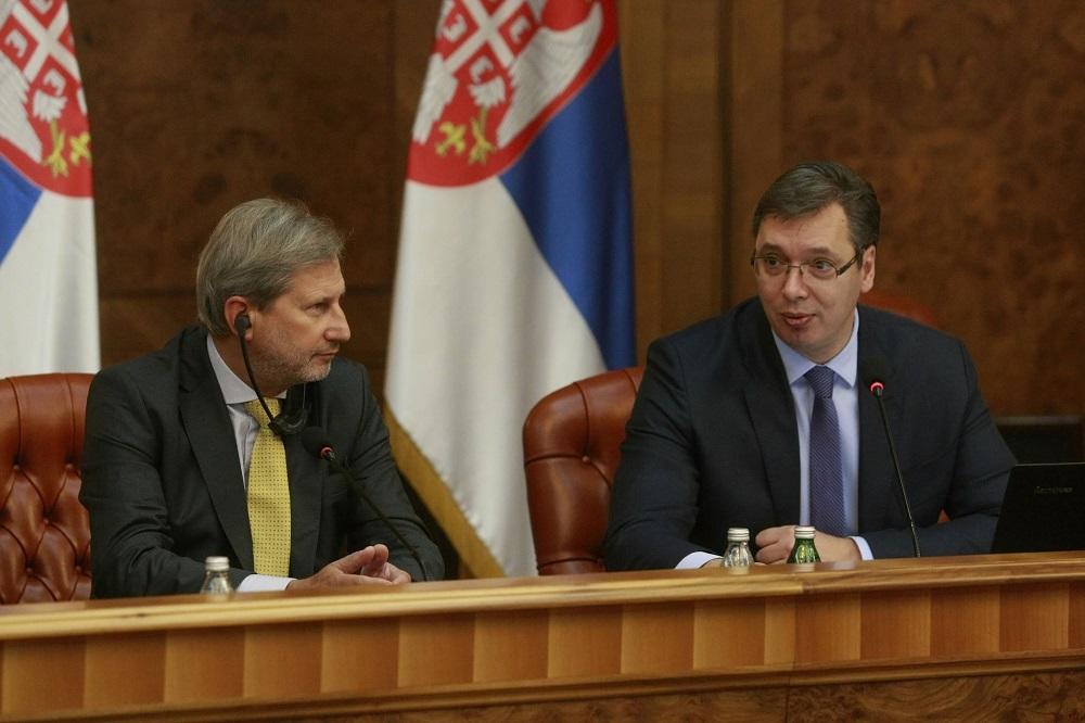 Vučić obradovao radnike: Vlada diže minimalac na 130 dinara! (FOTO)